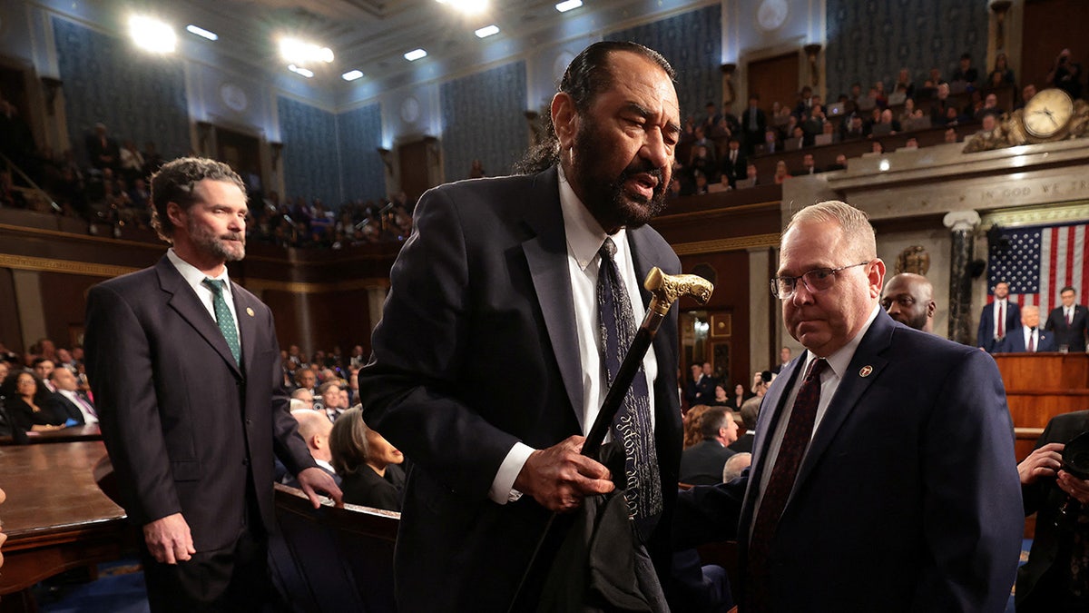 WASHINGTON, DC - 04. ožujka: Američki veleposlanik Al Green (D -TX) uklonjen je iz komore jer se predsjednik Donald Trump obratio zajedničkom zasjedanju Kongresa u američkom Kapitolu 04. ožujka 2025. u Washingtonu, DC.