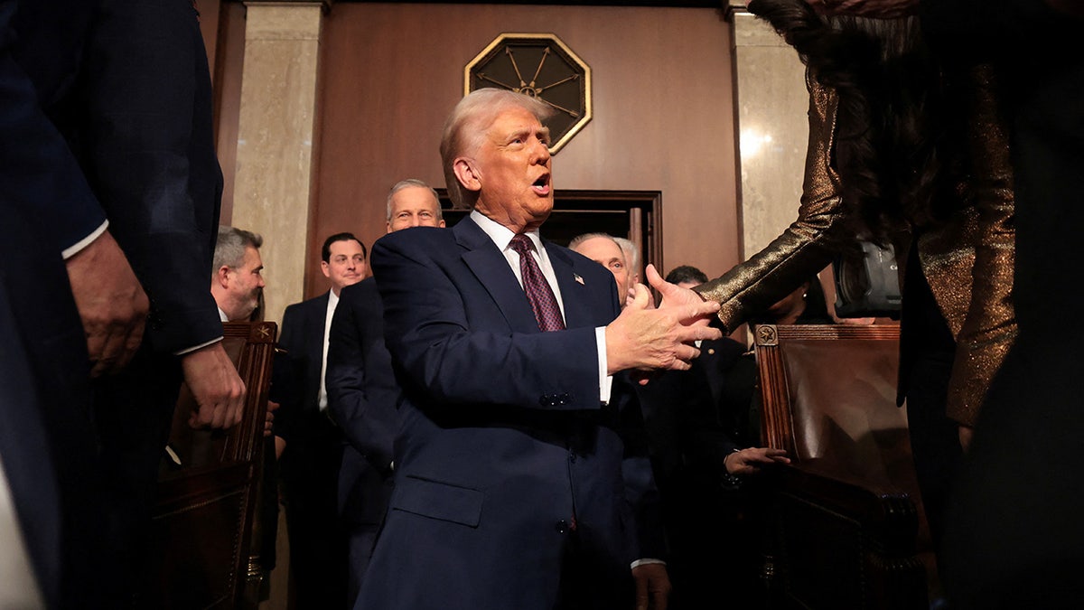 WASHINGTON, DC - 04. ožujka: Američki predsjednik Donald Trump ulazi u američku kuću prije nego što se obrati zajedničkoj sjednici Kongresa u američkom Kapitolu 04. ožujka 2025. u Washingtonu, DC. Osvojite McNamee/Pool preko Reutersa
