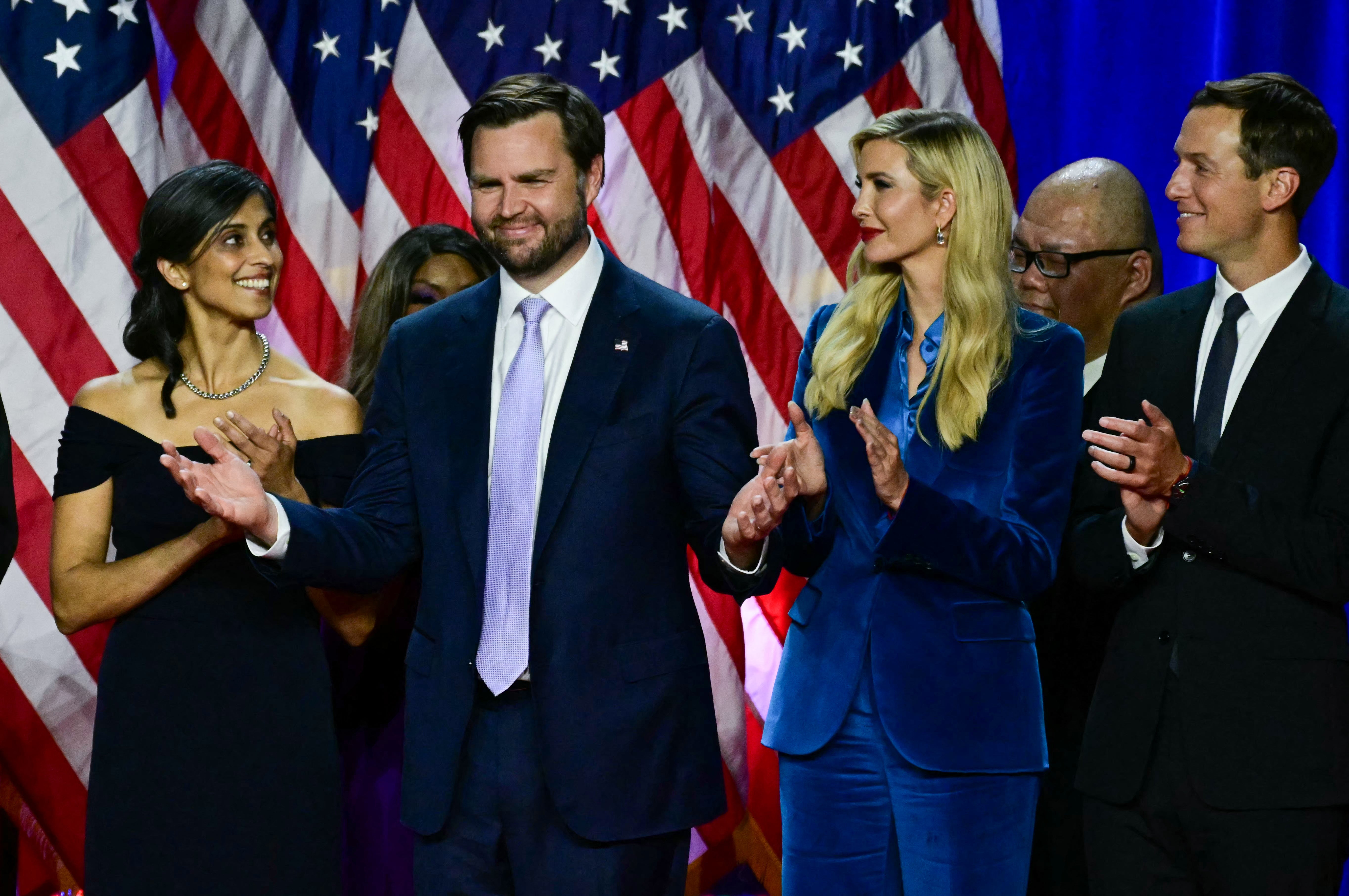 Ivanka stoji na pozornici s potpredsjednikom JD Vance na događaju svog oca izbora. Upoznala je oko Mar-a-Lagoa kako su objavljeni rezultati izbora