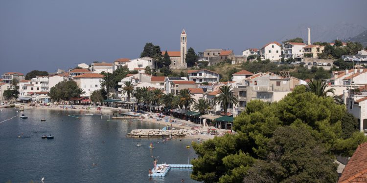 Slobodna Dalmacija – Na Makarskoj rivijeri prodaje se kompleks od 1800 kvadrata uz more, evo tko je prodavatelj i koja je početna cijena