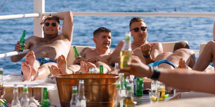 Slobodna Dalmacija – Damir Šarac: Ne mrze stanari rentijere, nego noćnu buku, zapišane portune, razbijene parlafone. A Grad nema strategiju