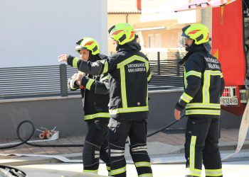 Slobodna Dalmacija – Vatrogasci imali pune ruke posla: u Stobreču izbio požar, intervenirali u zgradi u Šimićevoj ulici