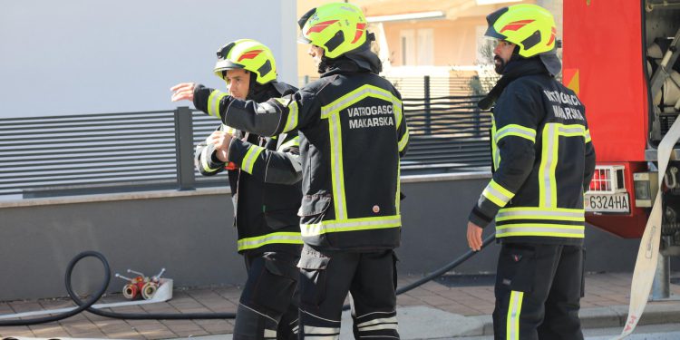 Slobodna Dalmacija – Vatrogasci imali pune ruke posla: u Stobreču izbio požar, intervenirali u zgradi u Šimićevoj ulici