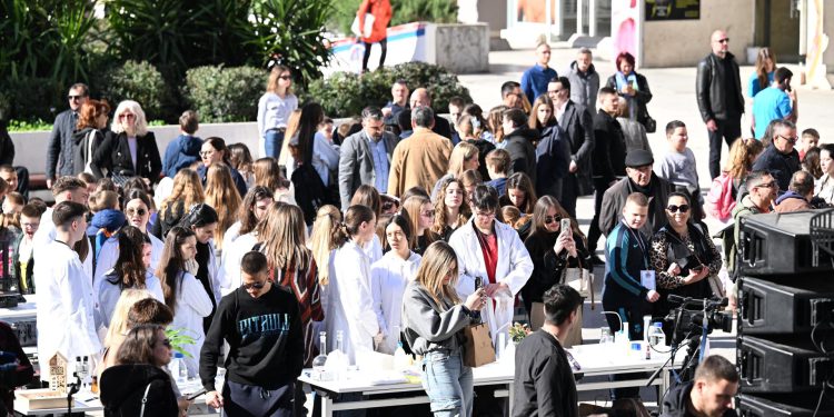 Slobodna Dalmacija – U Splitu svečano otvoren Centar izvrsnosti, došao i ministar Glavina. Svašta se nudi, tjedan je otvorenih vrata, dođite