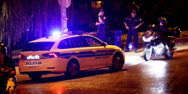 Slobodna Dalmacija – Masovna tučnjava u Splitu u sitne sate, policija spriječila veće zlo! Svi su bili pijani, jedna osoba teško ozlijeđena