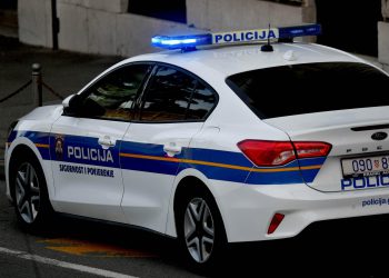 Slobodna Dalmacija – Muškarac kojem je oduzeta vozačka dozvola vozio s preko dva promila alkohola u krvi, pa izazvao prometnu nesreću.