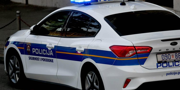 Slobodna Dalmacija – Muškarac kojem je oduzeta vozačka dozvola vozio s preko dva promila alkohola u krvi, pa izazvao prometnu nesreću.