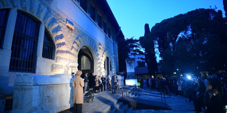 Slobodna Dalmacija – Zaljubljenici u kulturnu baštinu trkom u Arheološki muzej Split: otvorena je izložba ‘Otoci i sveci’