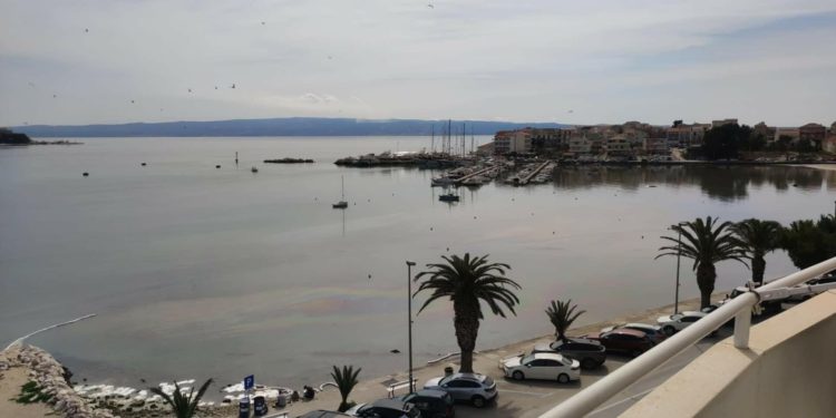 Slobodna Dalmacija – Ekološka katastrofa u stobrečkoj vali, netko je izlio naftu u more! Šef mjesnog odbora: ‘Ovo je kazneno djelo…’