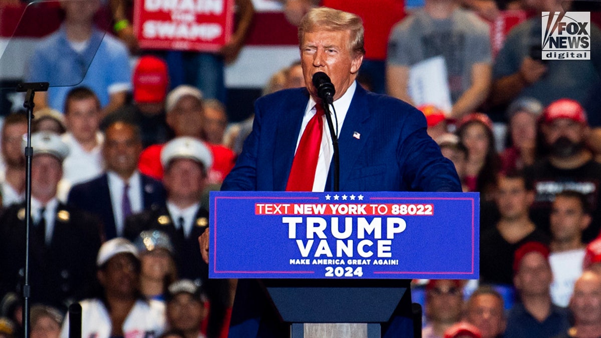 Bivši predsjednik Donald Trump govori na skupu u Uniondaleu