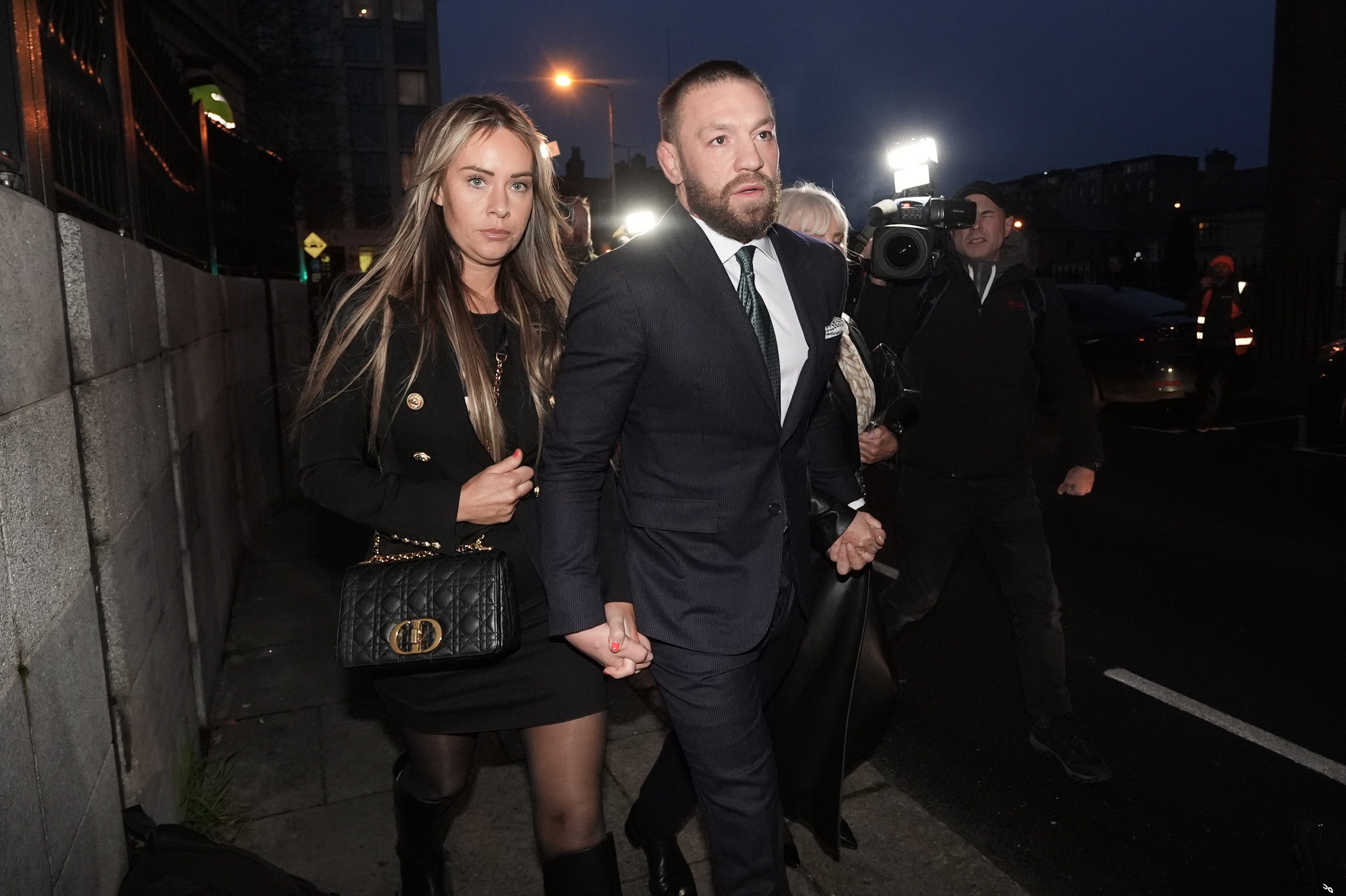 McGregor i partner Dee Devlin na Visokom sudu u Dublinu u studenom 2024