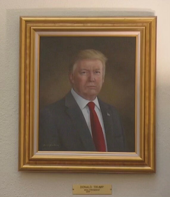 Predsjednik Donald Trump okrivio je i demokratsku guverneru Jaredu Polisu i umjetniku Sarah Boardman za njegov portret koji je visio u kapitolu države Colorado