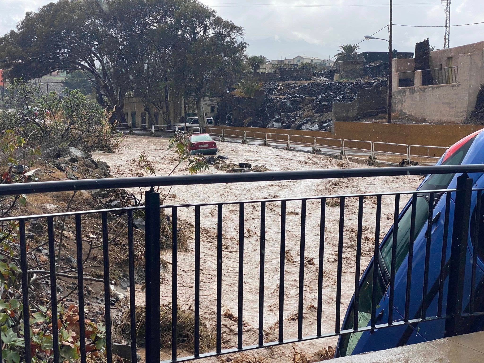 Automobil koji je kiša progutala, u Las Bachilleras Ravine, u Teldeu, na otoku Gran Canaria