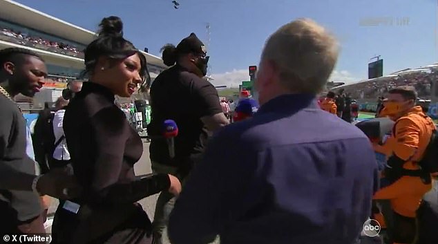 Reperu, odjeven u crni mačji s čistim izrezima, pristojno je prišao Brundle