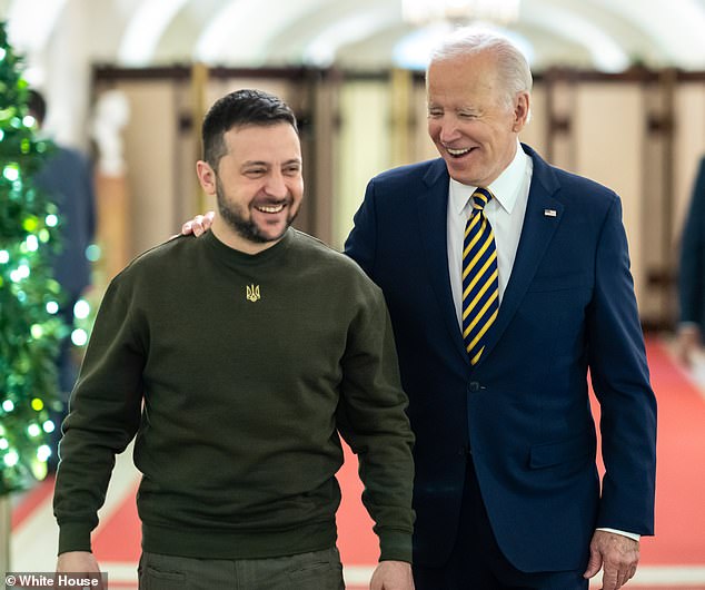 Ukrajinski predsjednik Volodymyr Zelensky u Americi je u Americi snažno kritiziran zbog toga što se 2022. godine približio Bijeloj kući, izgledajući kao 