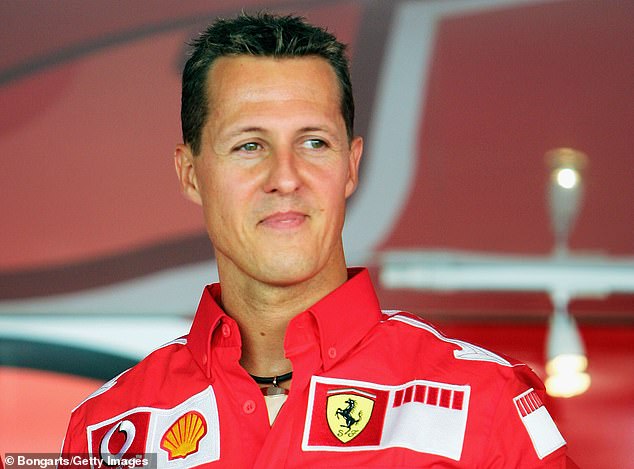 Schumacher (na slici 2005. godine) nije viđen u javnosti otkako ga je progona skijanja 2013. napustila u medicinski izazvanoj komi, a o njemu se brine tim za medicinsko osoblje i njegova obitelj