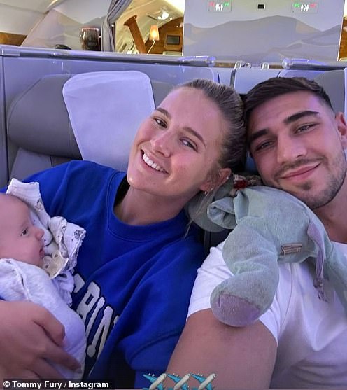 Još u travnju 2023. godine, Molly-Mae i Tommy odveli su tada-tromjesečni Bambi u Dubai za svoje prvo putovanje u inozemstvo (na slici)