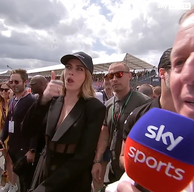 Dok je Brundle otišao nakon što nije uspio osigurati intervju, supermodel je podigao palac