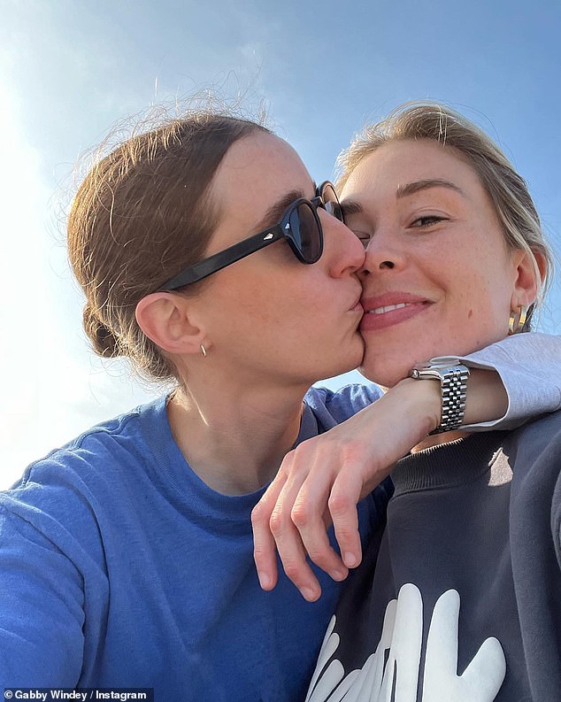 Prije nego što je upoznao Hoffmana, bivši navijač Denvera Broncosa rekao je u samo B podcastu Bethenny Frankel u kolovozu 2023. godine da je vjerovala da je 'ona jednako ravno kao što su došli'