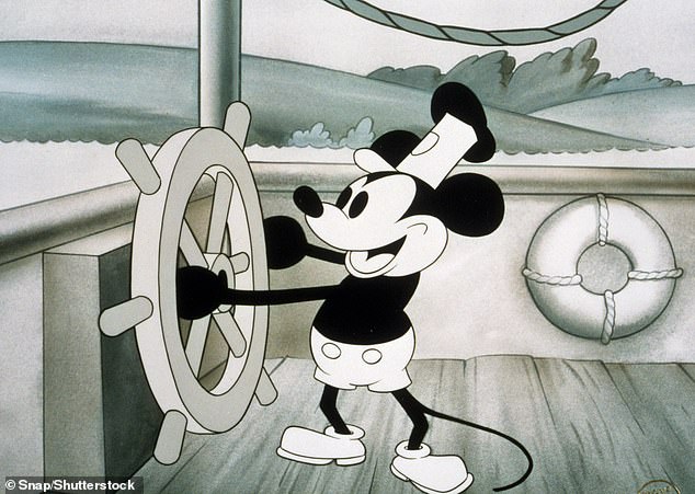 Disney Original Steamboat Willie objavljen je 1928. godine i postao je prvi film s Mickeyjem i Minnie koji su bili distribuirani