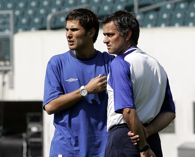 Dolazak Josea Mourinha (desno) u Chelsea završio je Mutuovu karijeru u Premier ligi
