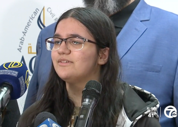 8. razrednik koji je sjeo za obećanje vjernosti rekao je da bi se učitelj trebao vratiti u vašu zemlju