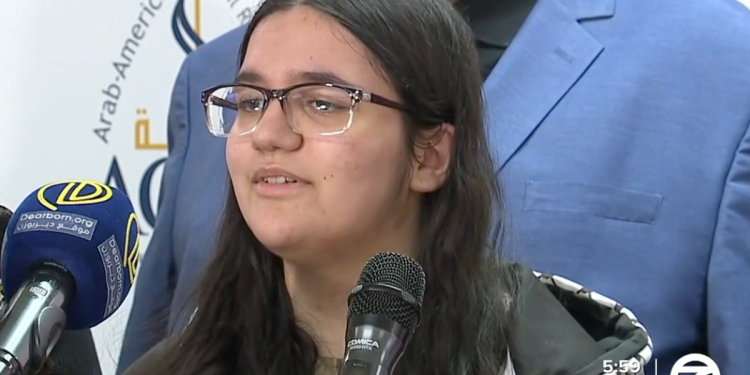 8. razrednik koji je sjeo za obećanje vjernosti rekao je da bi se učitelj trebao vratiti u vašu zemlju