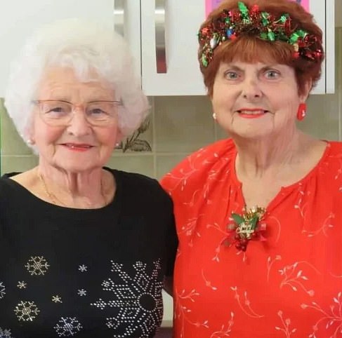 Prijatelji Thelma Clausen i Coral Senior (na slici) umrli su kad se Coxov pogon na sva četiri kotača sudario sa svojim hatchbackom oko 170 km sjeverno od Pertha