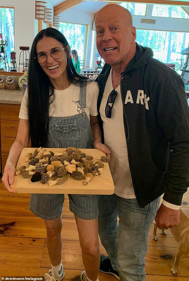 Crvena zvijezda također dijeli prijateljski odnos sa svojom bivšom suprugom Demi Moore, majkom njegove starije tri kćeri Rumer, 36, izviđač, 33 i Tallulah, 31