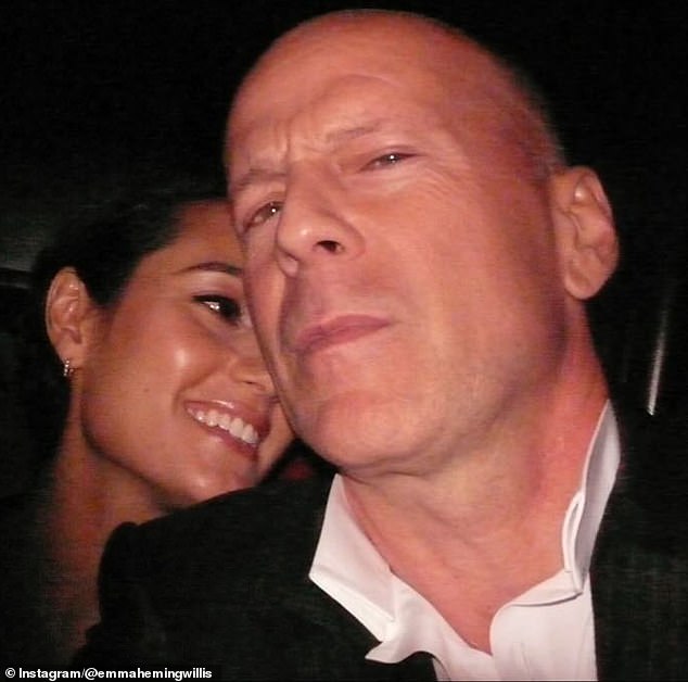 Prošlog listopada Emma je s Bruceom objavila povratni udarac, uskačući se u natpisu: 