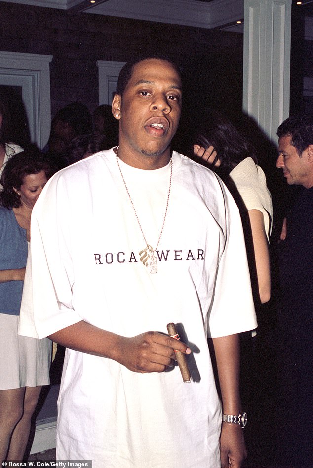 Navodni incident dogodio se u Afterpartyju MTV-a u rujnu 2000. godine, rekao je Jay-Z-ov optuživač. Reper prikazan mjesecima ranije tijekom bash -a 4. srpnja u Hamptonsu