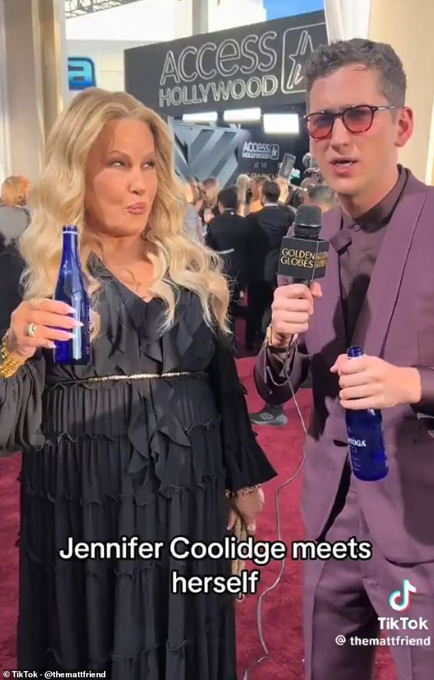 U sadašnjem virusnom isječku, Jennifer je viđena kako sluša komičara Matt prijatelja dok je lažno predstavljala njezino pijucka