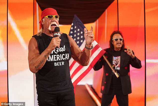 Hulk Hogan, koji sada ima 71 godinu, bio je poseban gost u ponedjeljak navečer sirovo dok je WWE oduzeo Netflix od oluje