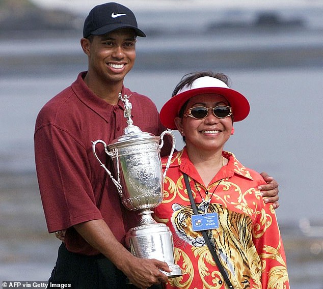 Woods pozira sa svojom majkom nakon što je 2000. godine osvojio US Open na Pebble Beachu