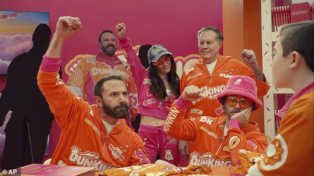 Hudson (Centar) se pojavio s Belichickom u reklami za Dunkin 'tijekom Super Bowla