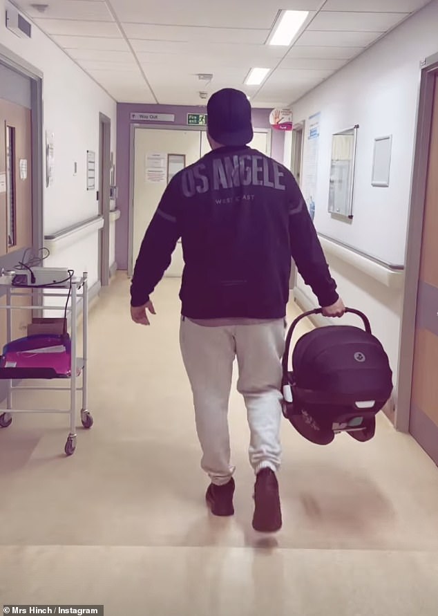 Kasnije je podijelila slatki videozapis Jamieja kako šeta kroz bolnicu dok su se kretali kući sa svojim novorođenčetom