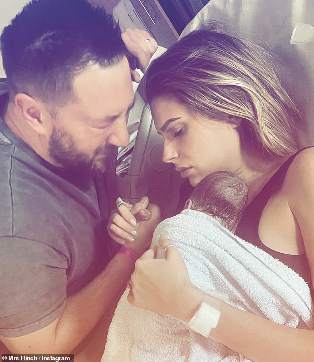 Napisujući post, napisala je: 'Dobrodošli u svijet. Vinnie Alan Barker Hinchliffe. Rođen 18. veljače u 12:21, 6lb7oz '