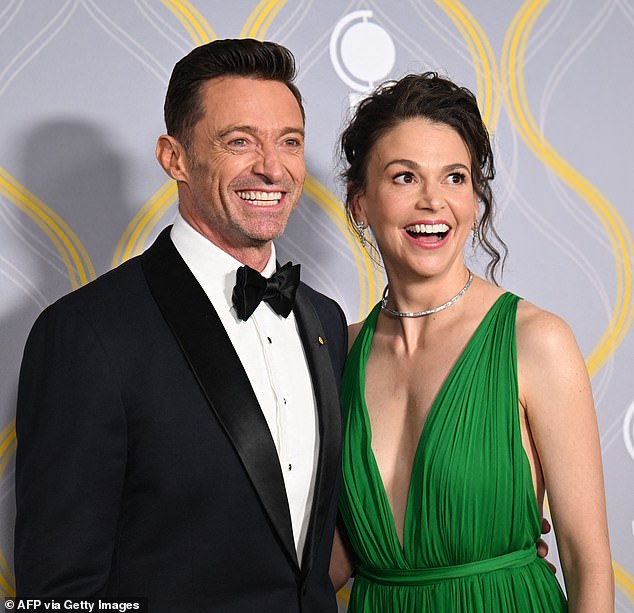 Prijateljski sastanak dolazi nekoliko mjeseci nakon što je Jackman javno izašao sa svojom novom djevojkom, Sutton Foster (desno)