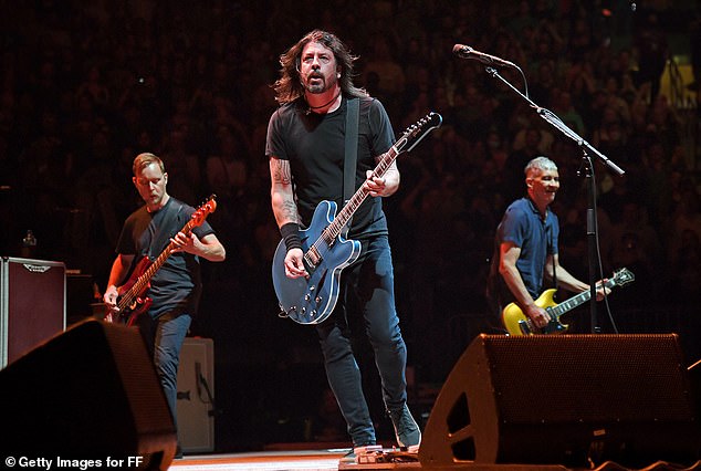 Majka tajnog ljubavnog djeteta Davea Grohla otkrivena je u veljači; Grohl prikazan 20. lipnja 2021. u NYC -u