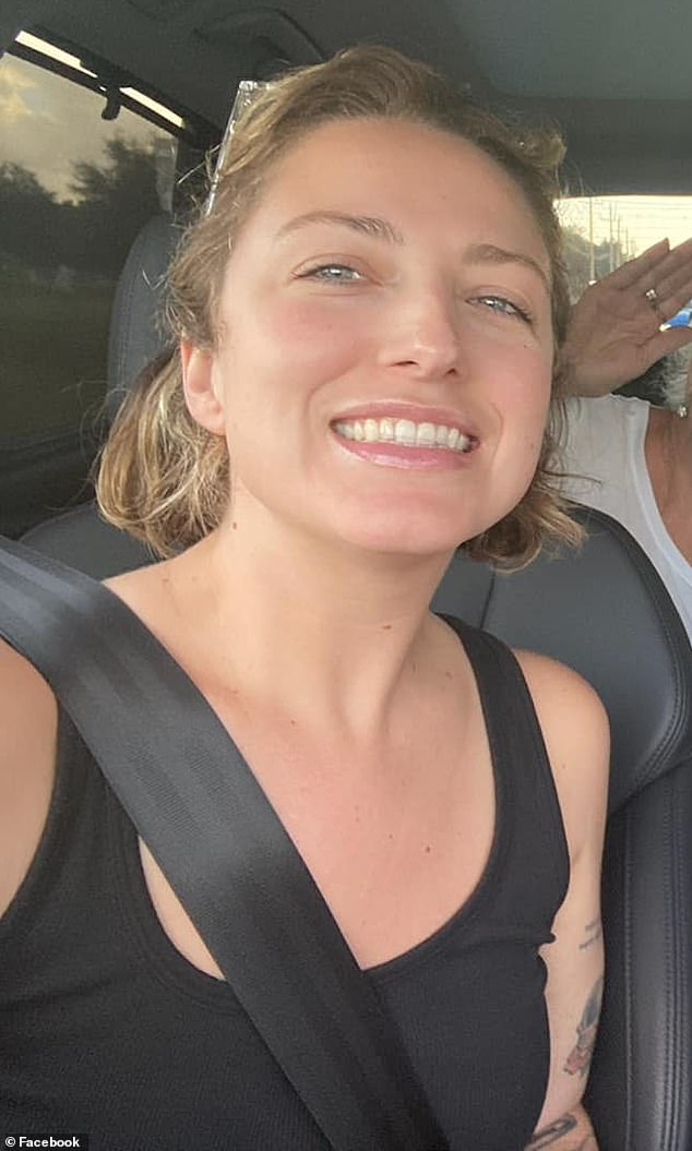 Jennifer Young, obožavateljica rock and rolla sa sjedištem u LA-u, 38-godišnja obožavateljica, potvrđena je kao majka svog djeteta koje je rodio iz braka, izvijestio je stranica Six; Jennifer na slici