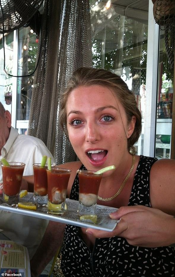 Živi s majkom u Los Angelesu i često vodi svoju kćer u šetnju u njihovom susjedstvu; Jennifer na slici