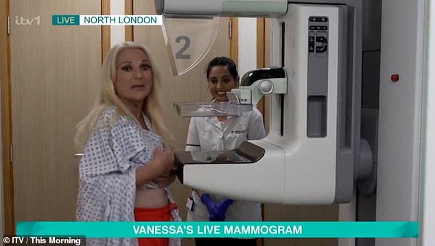 Zvijezda je izvela postupak kako bi pokazala gledateljima da se ne treba brinuti i boriti protiv stigme kao dio prve NHS -ove kampanje za provjeru grudi