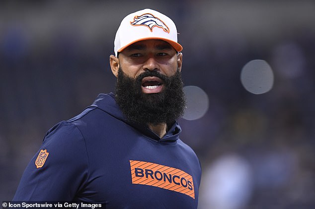 Navodi se da je trener Denver Broncosa Michael Wilhoite udario policijsku ponudu u lice