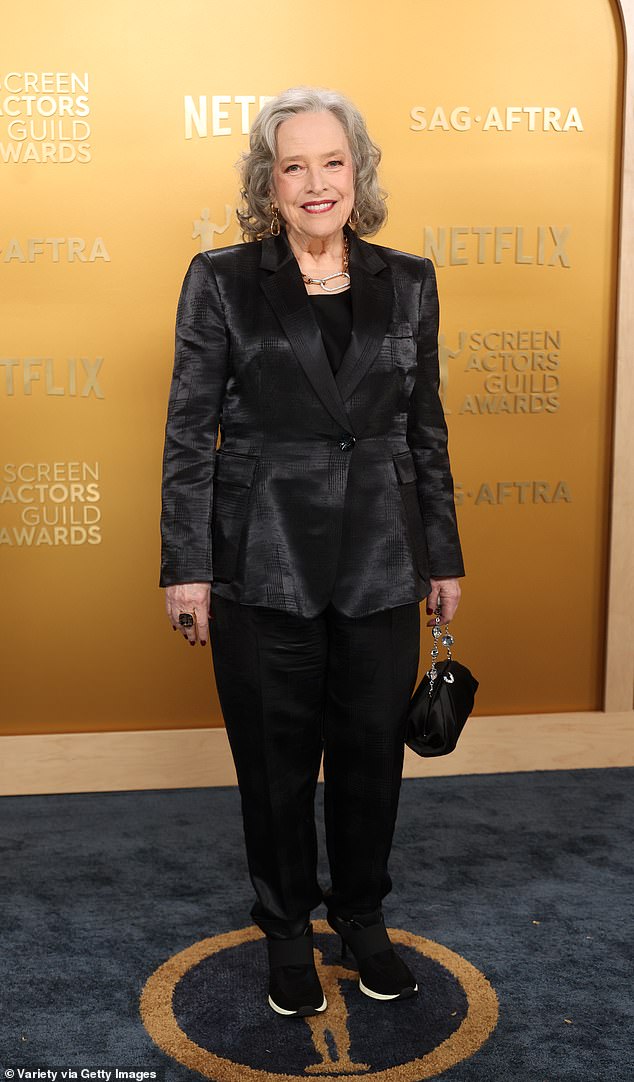 Kathy Bates, koja je priznala da je uzela Oskempic zajedno s prehranom i promjenama u načinu života kako bi smršala, pokazala je svoj sveti lik na nagradama SAG u Los Angelesu 23. veljače.