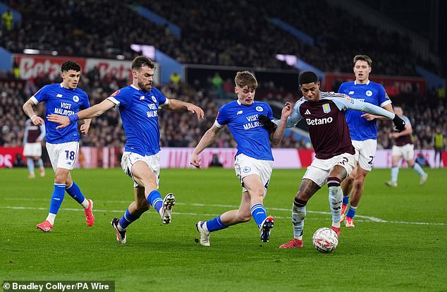 Rashford je slikao kako je zauzimao pažnju više Cardiffovih branitelja unutar kaznene kutije
