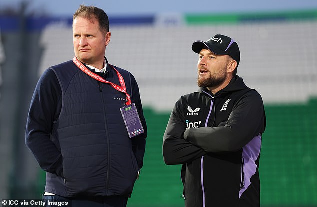 Generalni direktor Rob Key (lijevo) napustio je Pakistan u roku od pet sati od gubitka Engleske u srijedu, dok Brendon McCullum također ima pitanja za odgovor na njihov neuspjeh