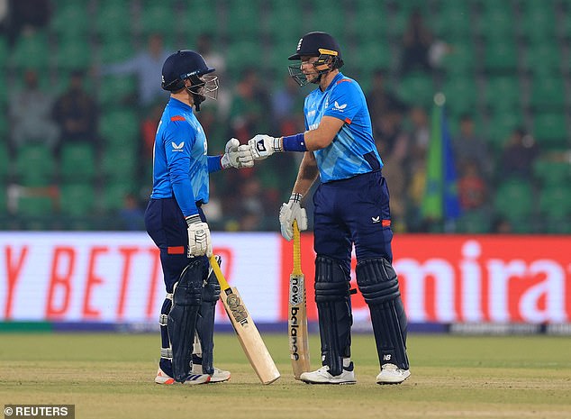 Joe Root (desno) i Ben Duckett (lijevo) pokazali su put naprijed, ali Engleska nije uspjela slijediti svoje vodstvo i krenut će kući ovog vikenda, eliminirano nakon samo dvije utakmice