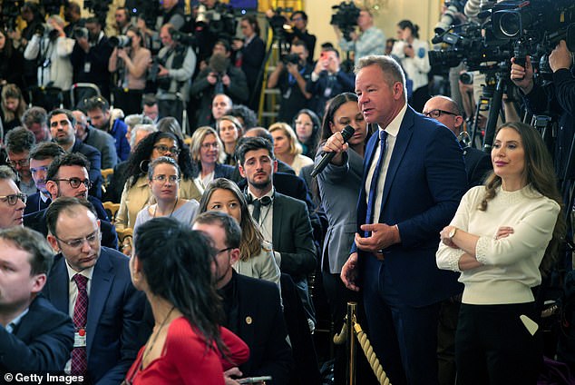 Tijekom sastanka, Brian Glenn (na slici), glavni dopisnik Bijele kuće Real America, pitao je zašto Zelensky nije nosio odijelo