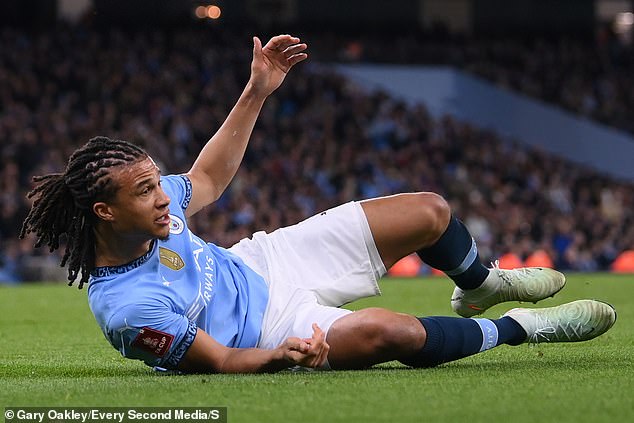Branitelj Nathan Ake zamijenjen je tijekom prekida na poluvremenu na Etihadu