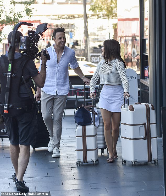 Privukli su toliko vrućine iz ostatka glumačke postave da mi zaprepašteni producenti kažu da se lako rangiraju među najsretnijim parovima u vjenčanju na povijesti prvog pogleda